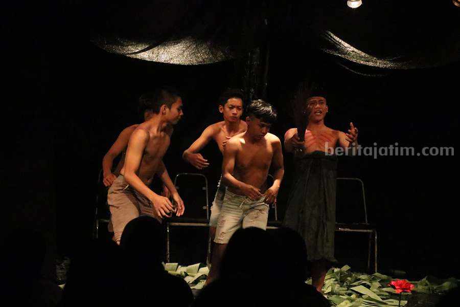 Shelter Rumah Hati Pentas di Ubaya, Teater untuk Terapi Pementasan teater dari Shelter Rumah Hati di Ruang Serbaguna Fakultas Psikologi Ubaya