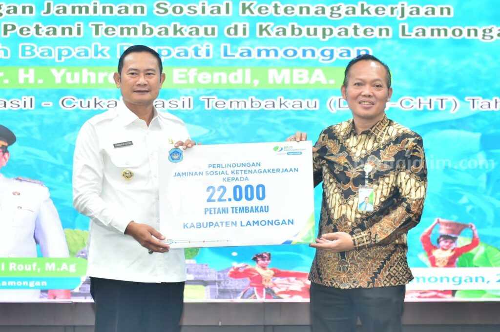 Penyerahan jaminan perlindungan kerja kepada petani tembakau di Pendopo Lokatantra Lamongan (Foto : A. Thoriq Hidayatullah/beritajatim.com).