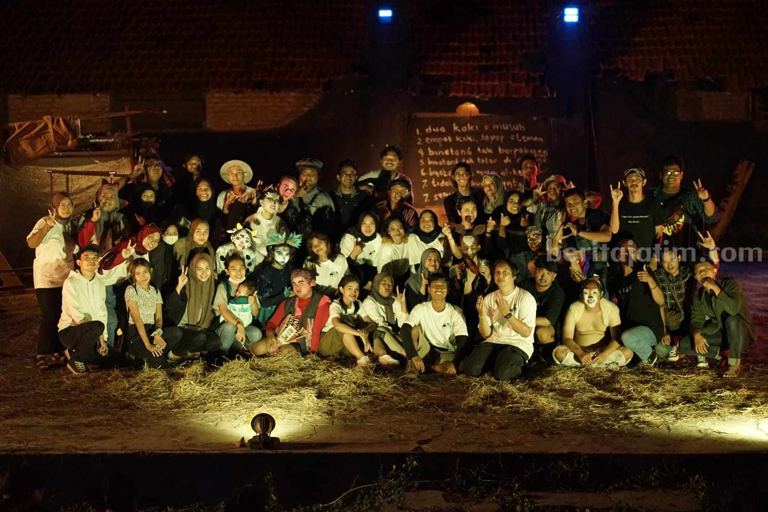 Para aktor dan seluruh tim yang terlibat berfoto bersama setelah pertunjukan.