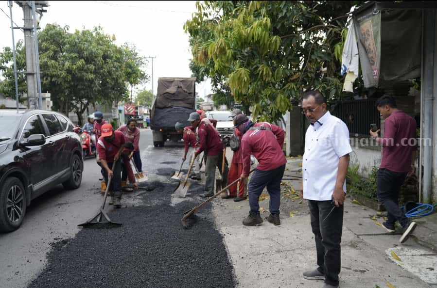 Pemkot Surabaya Siagakan Satgas Perawatan Jalan Rusak Wakil Wali Kota Surabaya Armuji.