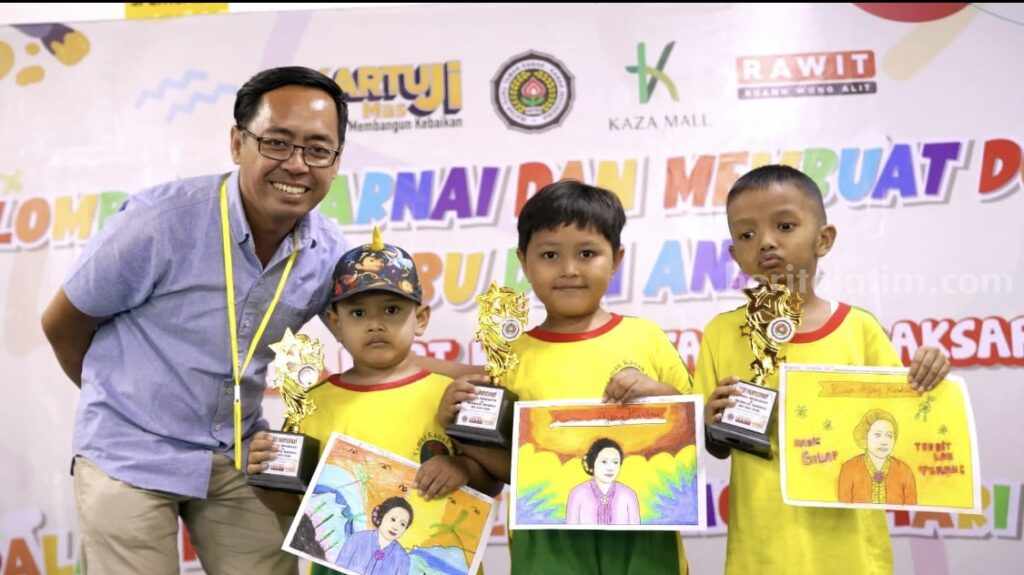 Founder Rawit Kartuji bersama anak-anak TK peserta lomba mewarnai.