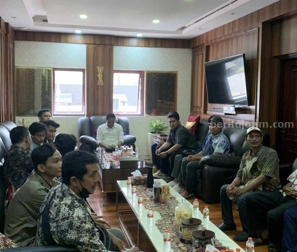 Anas Karno saat menemui Bem fisip Unair dan PKL Srikana di Ruangan Ketua DPRD Surabaya.