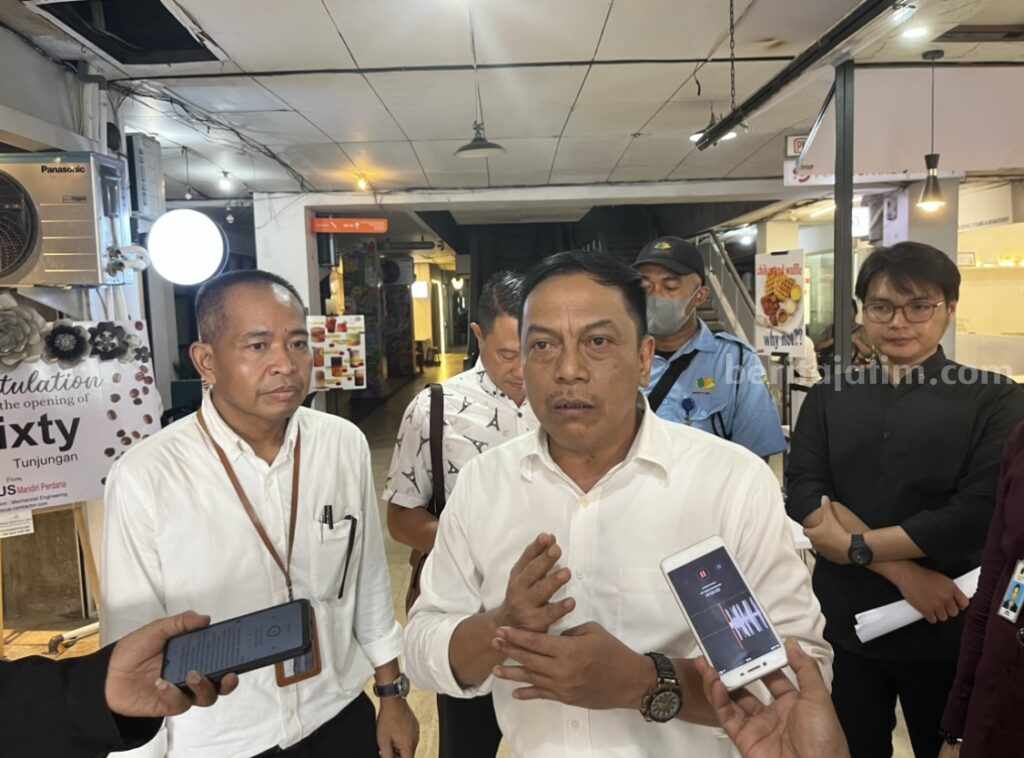Wakil Ketua Komisi B DPRD Surabaya, Anas Karno usai pertemuan dengan P3T di pasar Tunjungan, Surabaya.[foto/ademasrio].