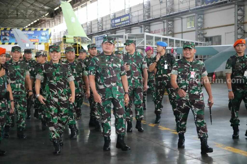 Panglima TNI Cek Falcon Star eMLU di Lanud Iswahjudi Panglima TNI Yudo Margono sempat menyambangi Lanud Iswahjudi di sela agenda Peninjauan Karya Bhakti Skala Besar di Kabupaten Madiun, Sabtu (11/3/2024).