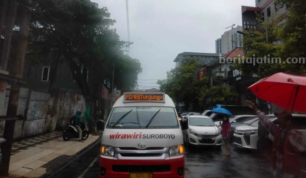 Pemerintah Kota (pemkot) Surabaya resmi meluncurkan angkutan feeder