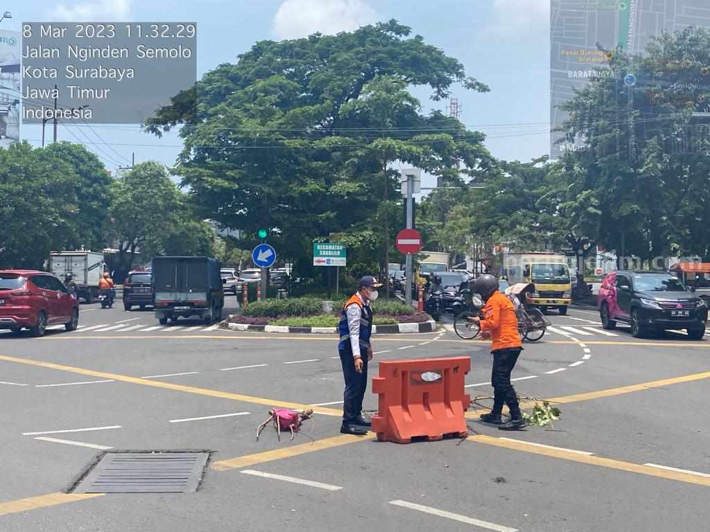 Pemerintah kota (Pemkot) Surabaya melalui Dinas Sumber Daya Air dan Bina Marga (DSDABM) melakukan perbaikan grill mainhole di Jalan Nginden Semolo