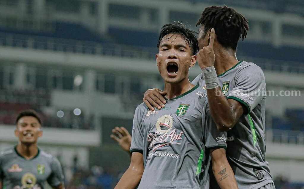 Selebrasi Brylian Aldama usai membobol gawang PSIS Semarang. Ia menjadi penentu kemenenangan Persebaya di laga ini. (Foto: Persebaya.id)