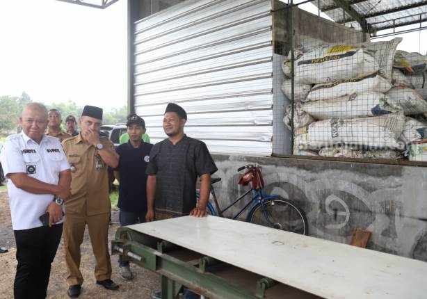 Warga Bangun Tempat Pengolahan Sampah Terpadu di Wuluhan Jember