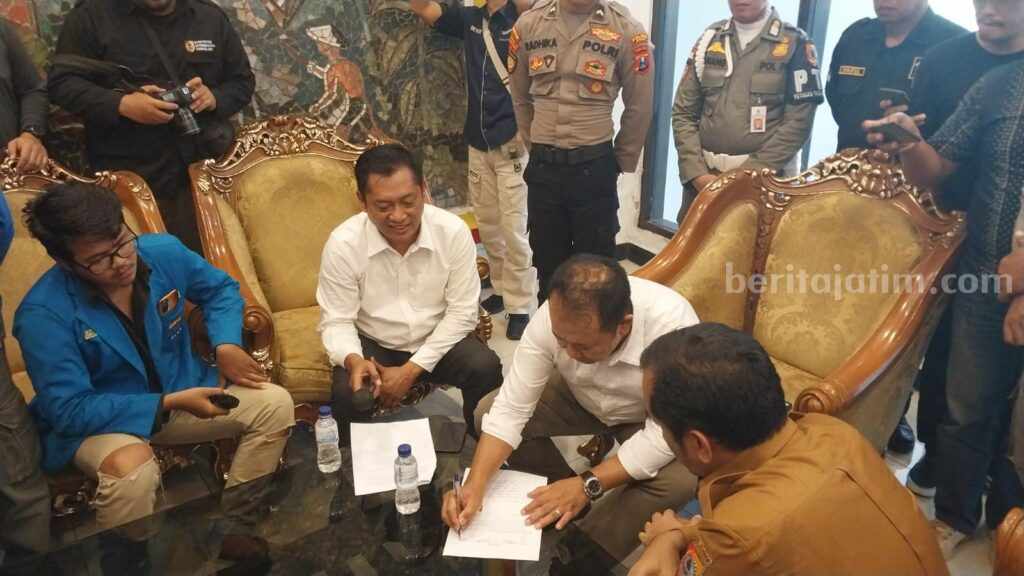 Bupati Jember Hendy Siswanto menandatangani pakta integritas yang disodorkan warga Getem, Jember, 15 Maret 2023