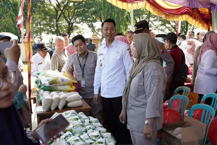 Bupati Tuban Tinjau Bazar Murah di Kecamatan Jenu Bupati Tuban