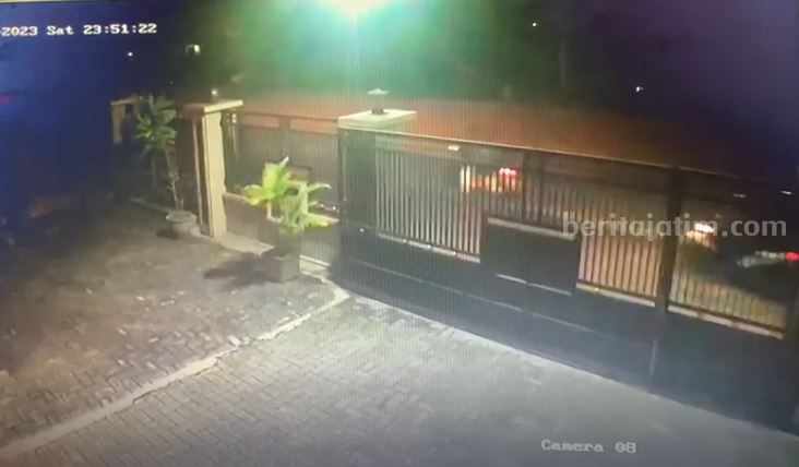 screenshot CCTV saat pelaku membawa kabur 3 motor