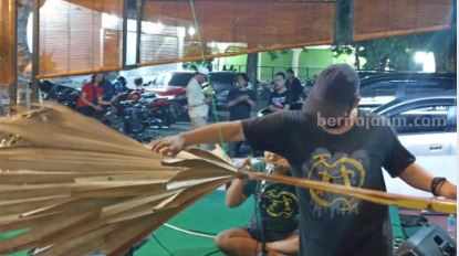 Sekelompok pemuda seniman di Desa Rengel, Kabupaten Tuban memainkan alat musik dari batang daun pohon lontar atau Siwalan. (Foto: Ayu/Beritajatim.com) 