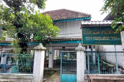 Langgar Dhuwur di Jalan Kiai Amin, Kampung Kenduruhan, Kelurahan Sidokumpul, Kecamatan/Kabupaten Lamongan.