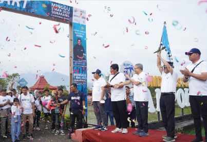 Wakil Bupati Semarang M. Basari (kedua kanan) mengangkat bendera (flag off) menandai dimulai Jalan Sehat Bersama BUMN 2023 di Kabupaten Semarang, Jawa Tengah.