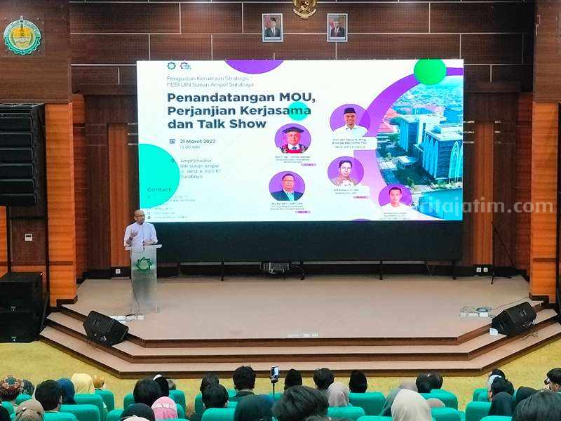 Rektor UINSA Prof Akhmad Muzakki saat memberikan sambutan pada kegiatan Penguatan Mitra Strategis Fakultas Ekonomi dan Bisnis Islam UINSA