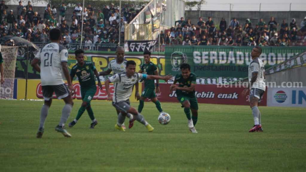 Pelatih Persebaya Masih Bungkam Terkait Isu Kepindahan Rizky Ridho dan Koko Ari Persebaya Surabaya saat melawan Persib Bandung, Senin (13/3/2023) di Stadion Gejos Gresik