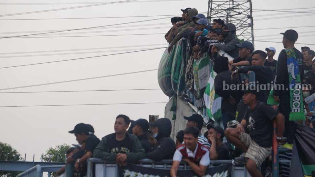 Suporter Persebaya saat melawan Persib Bandung di Stadion Gejos, Gresik 