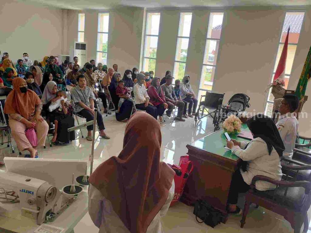 Kemensos Beri Bantuan 406 PPKS di Bojonegoro Penyerahan bantuan kepada PPKS yang dilakukan oleh Kemensos RI di Aula Dinsos Bojonegoro.
