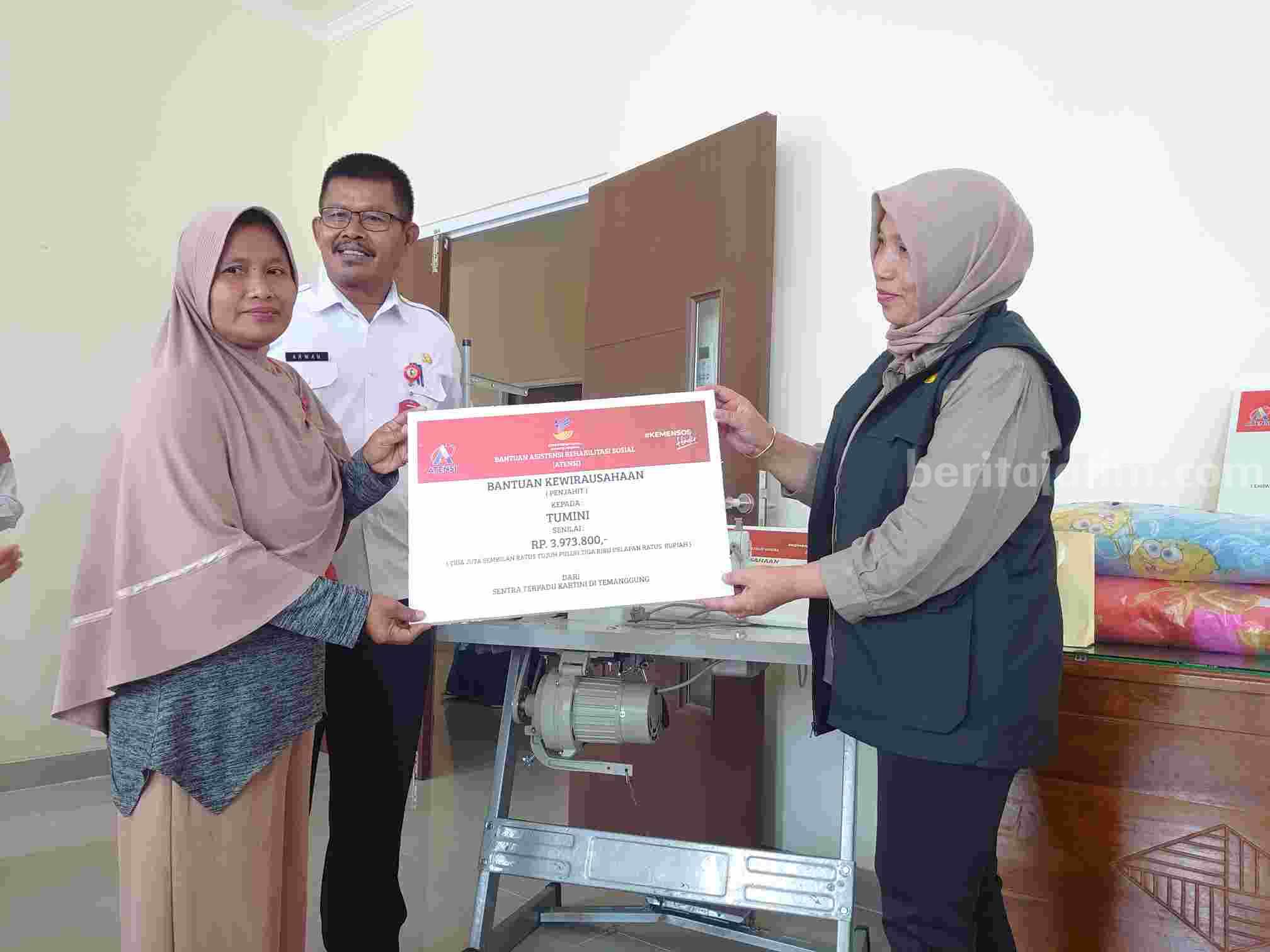 Penyerahan bantuan kepada PPKS yang dilakukan oleh Kemensos RI di Aula Dinsos Bojonegoro.
