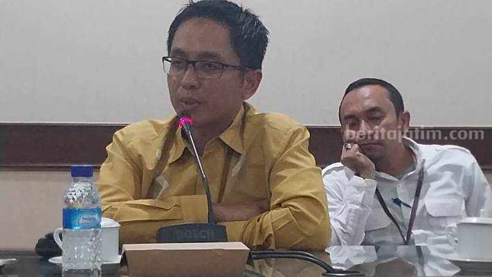 Kronologi Penerbangan Jember-Surabaya yang Hanya Bertahan 51 Hari Eko Rohmat Ferdiansyah, Direktur PT Amaya Alam Semesta (kiri) dan Pimpinan Bank Jatim Cabang Jember Wawan Budi Rachmanto