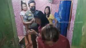 Warkop di Gresik Diperingatkan Tak Dipakai Maksiat Selama Ramadhan Sejumlah pekerja seks komersial berkedok pramusaji warkop diamankan petugas Satpol PP Gresik