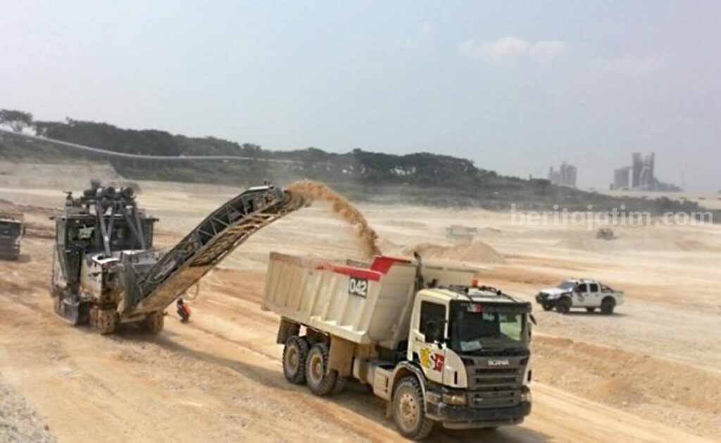 Pabrik SIG di Tuban Terapkan Penambangan Tanpa Ledakan Mobile milling machine SIG saat melakukan penambangan batu gamping sebagai bahan baku semen