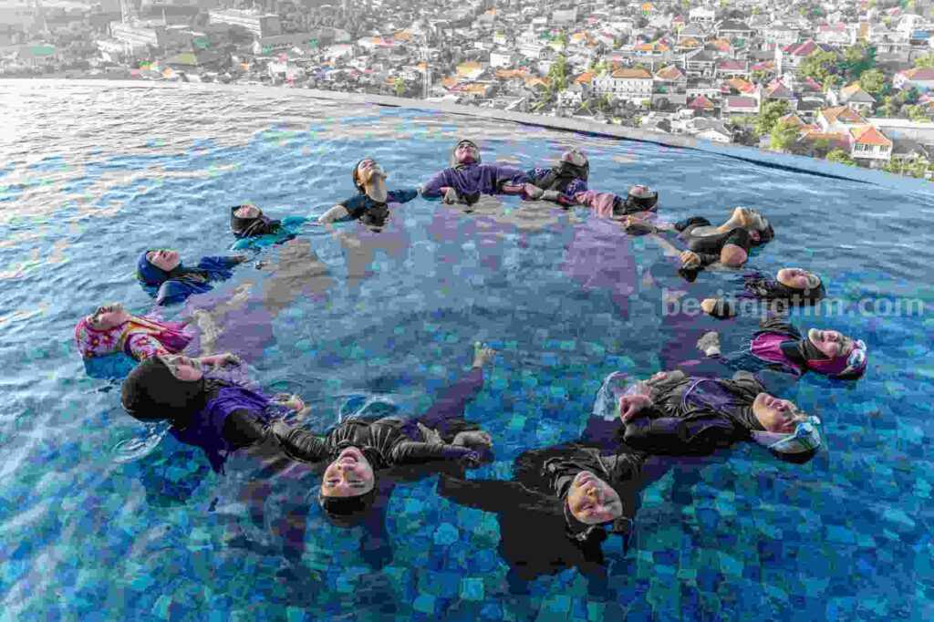 Aqua Yoga yang dilakukan di kolam renang Hotel Ciputra World Surabaya, Minggu (19/3/2023), untuk peringati Internasional Happiness Day.