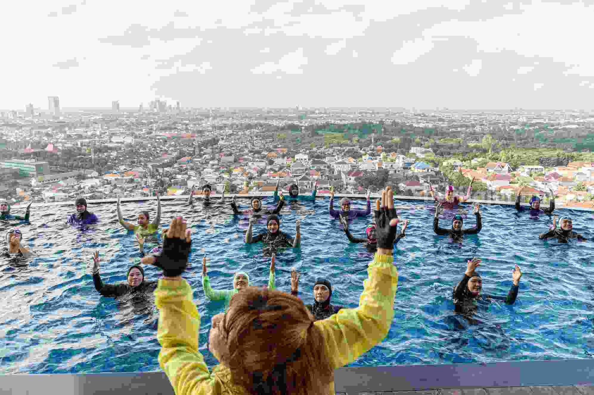 Aqua Yoga yang dilakukan di kolam renang Hotel Ciputra World Surabaya, Minggu (19/3/2023), untuk peringati Internasional Happiness Day.
