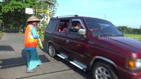 Pemkab Magetan Akan Bangun Palang Pintu KA, Tunggu RAPBD 2023 Perlintasan sebindang KA di Bayem Kulon, Kartoharjo, Magetan yang tak memiliki palang pintu namun dijaga masyarakat secara swadaya.