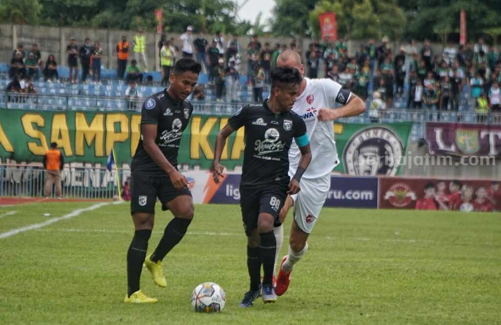 Persebaya Surabaya saat melawan PSM Makasar di Stadion Gelora Joko Samudro, Gresik
