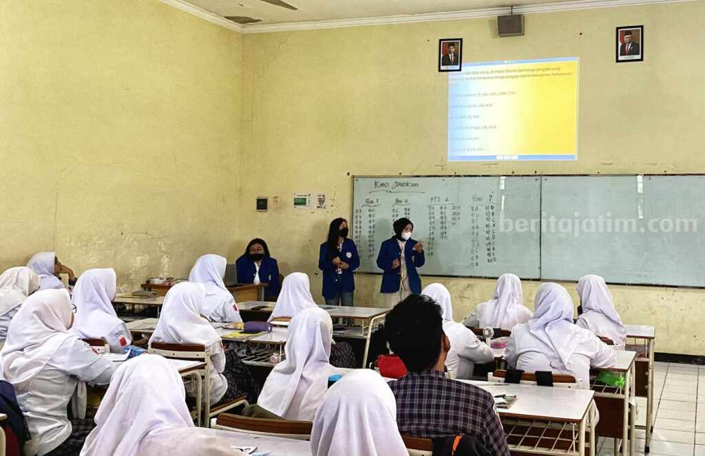 Prodi Sarjana Terapan Manajemen Perkantoran Digital Unair Surabaya saat Road Show Office Goes To School (OGTS) di SMKN 1 Surabaya