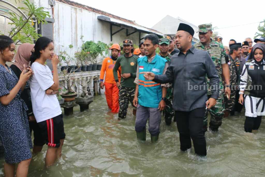 Antisipasi Banjir, Pemkab Gresik Siapkan Dana Rp 7 Miliar Bupati Gresik Fandi Akhmad Yani (kanan) saat meninjau banjir akibat meluapnya Kali Lamong