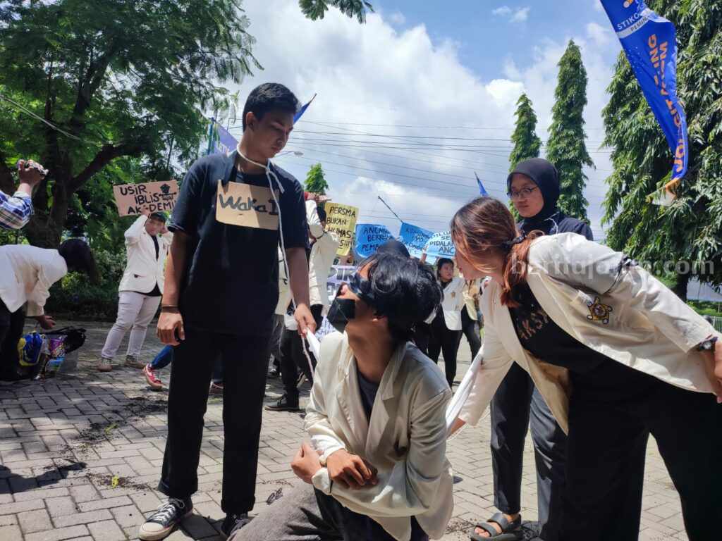 Mahasiswa Stikosa AWS saat berdemo