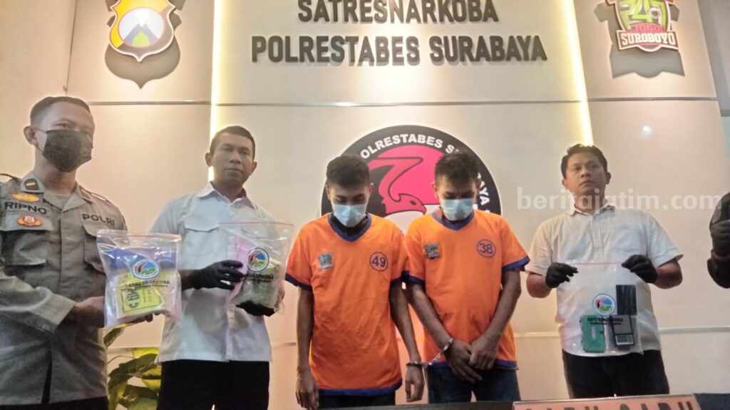 Polrestabes Surabaya Tangkap Dua Warga Blitar Kedua tersangka saat diamankan di Polrestabes Surabaya (Foto/anggadia)