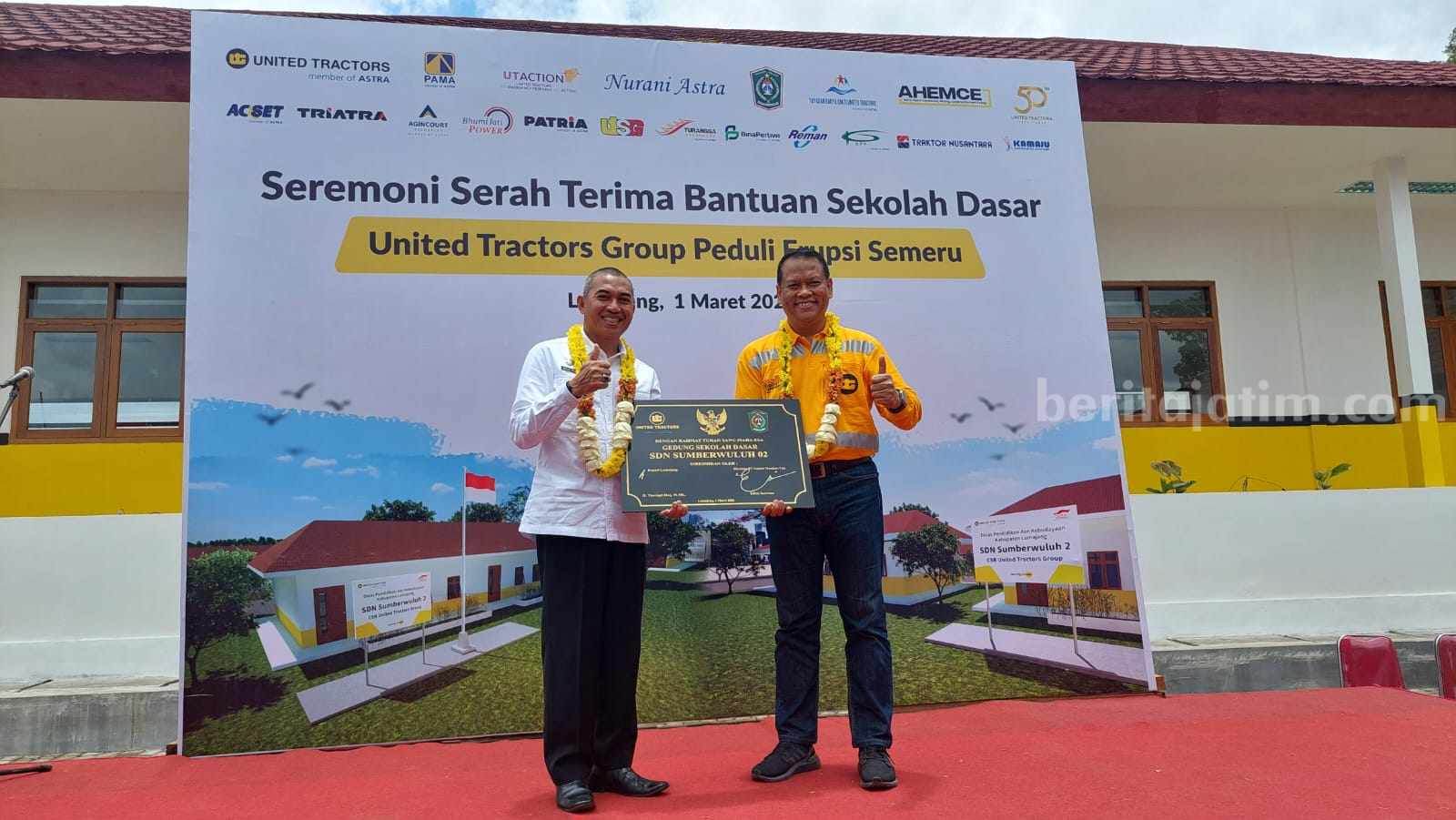 Direktur PT United Tractors Tbk Edhie Sarwono dan Sekda Pemkab Lumajang Agus Triono saat penandatanganan serah terima bantuan, Rabu (1/3/2023)