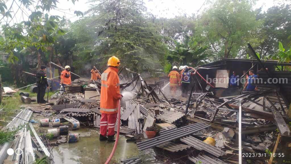 Petugas damkar melakukan pemadaman di bangunan semi permanen di Perum Platinum Regency Desa Lengkong, Kecamatan Mojoanyar, Kabupaten Mojokerto. [Foto : ist]