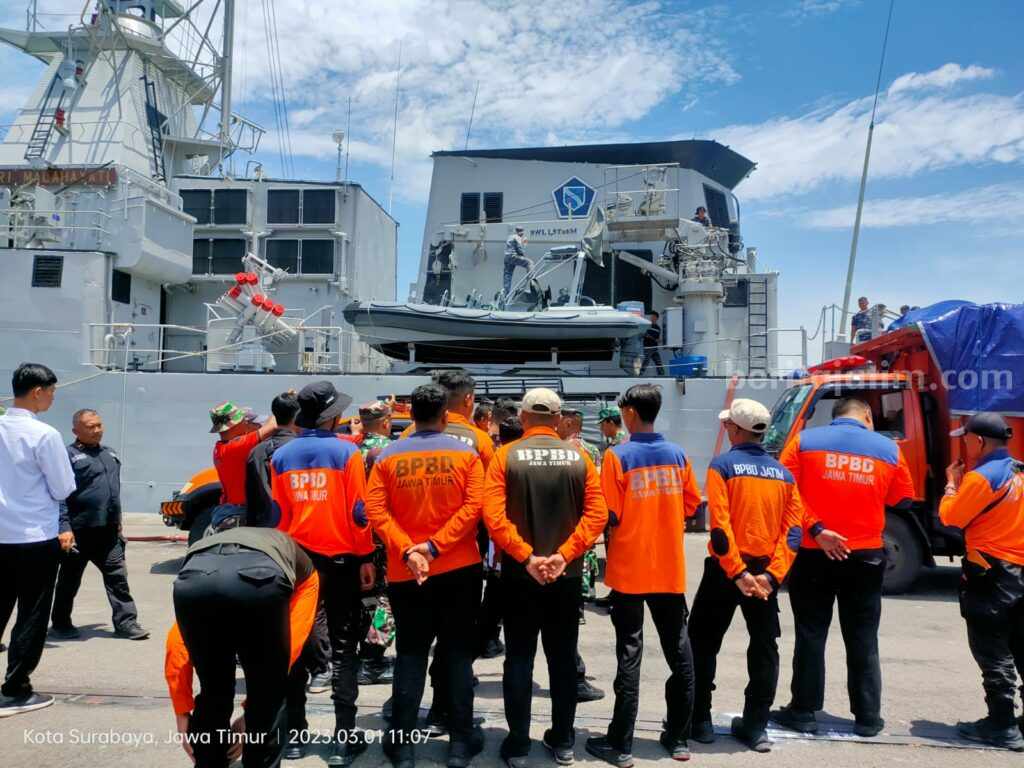 Kapal TNI AL bersiap ke Pulau Masalembu mengangkut bantuan sembako