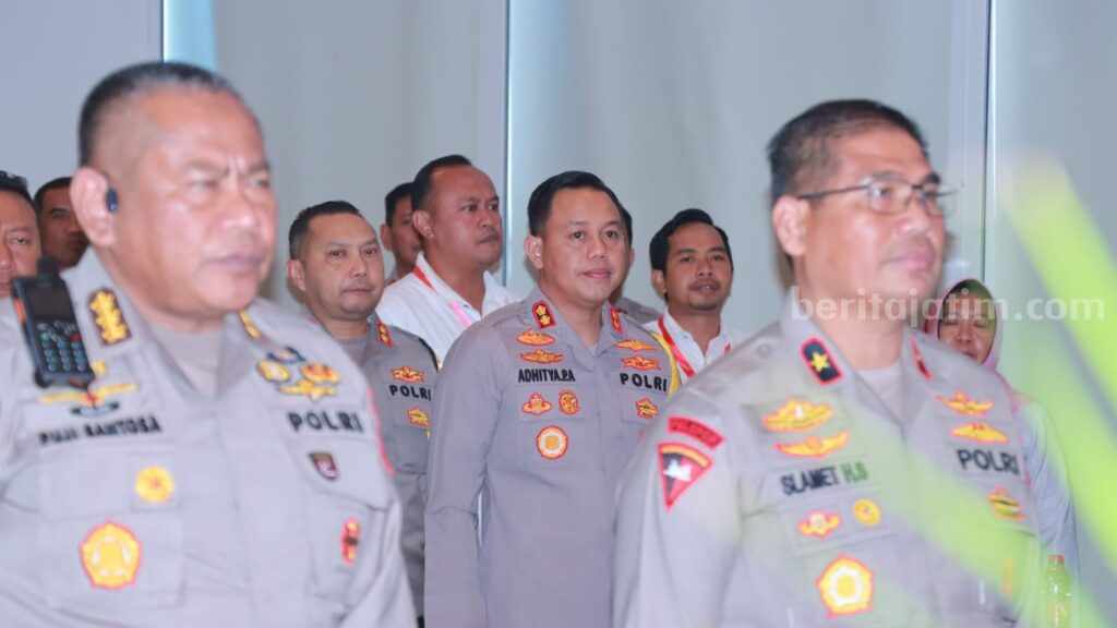 Jelang Kompetisi Sepak Bola di Jatim, Polda Sosialisasi Perpol 10 Tahun 2022 Wakapolda Jatim Brigjen Pol Slamet Hadi Supraptoyo (kanan) didampingi Kapolres Gresik AKBP Adhitya Panji Anom (dua dari kanan) saat sosialisasi Perpol 10 tahun 2022