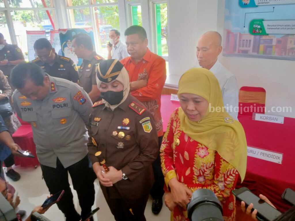 Gubernur Khofifah Indar Parawansa bersama Kajati Mia Amiati usai meresmikan Rumah Restorative Justice Sekolah di SMKN 5 Surabaya