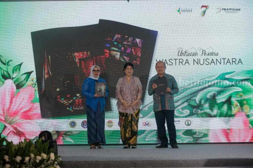 Ketua Umum PIKA-PI Group Ira Bakir (kedua dari kanan) didampingi Dirut PT Pupuk Indonesia (persero) Bakir Pasaman (kanan) saat meluncurkan buku Untaian Pesona Wastra Nusantara dan Buku Seni Berkain