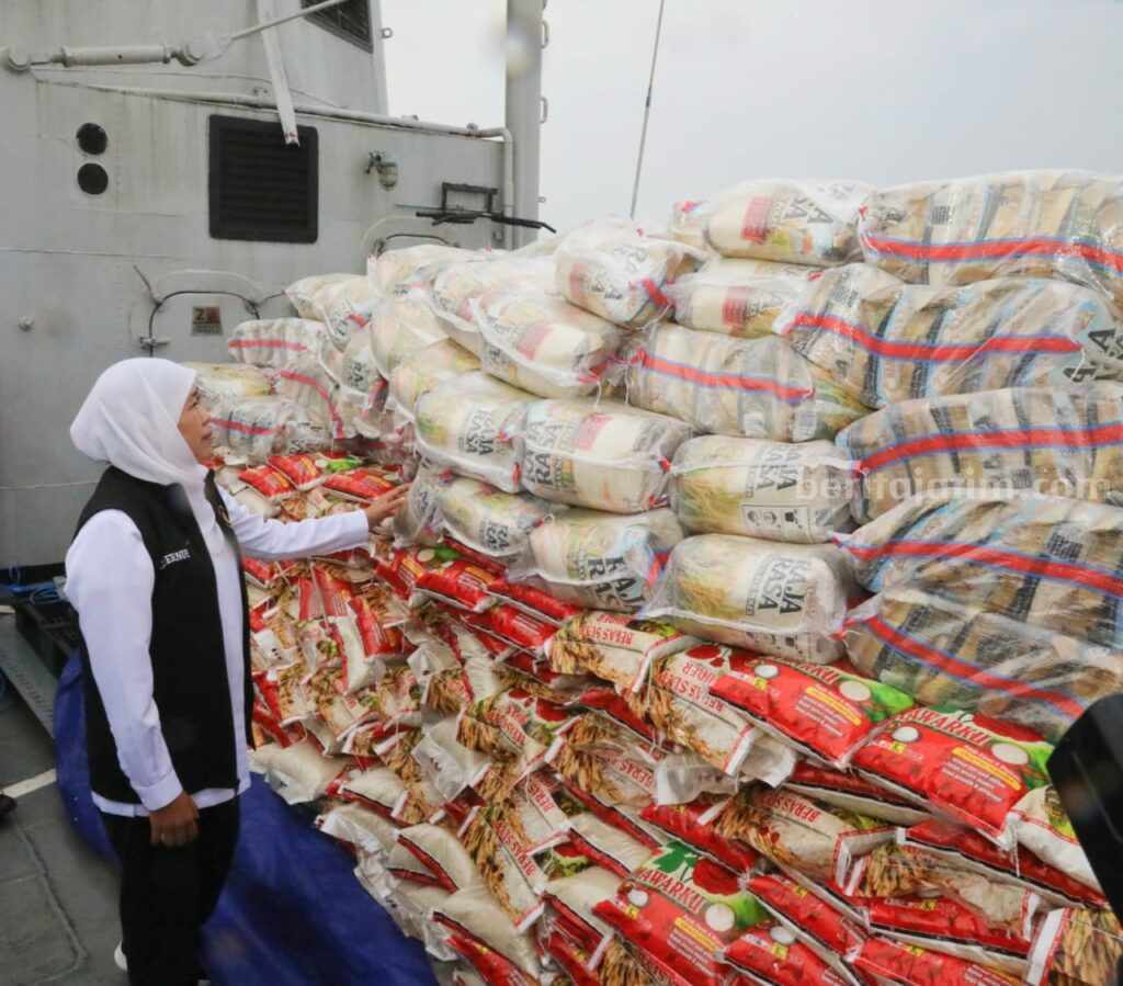 Khofifah Lepas KRI Malahayati 362 Bawa Bantuan Logistik ke Masalembu foto beritajatim