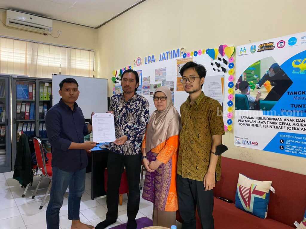 Dugaan Kekerasan di Shelter Anak Gayungan, Pemkot Surabaya Belum Terima Laporan Sekretaris SCCC, Iwan (Sebelah kiri) saat memberikan laporan kasus kekerasan ke LPA Jawa Timur, Kamis (02/03/2023). (Foto/dokumen SCCC)