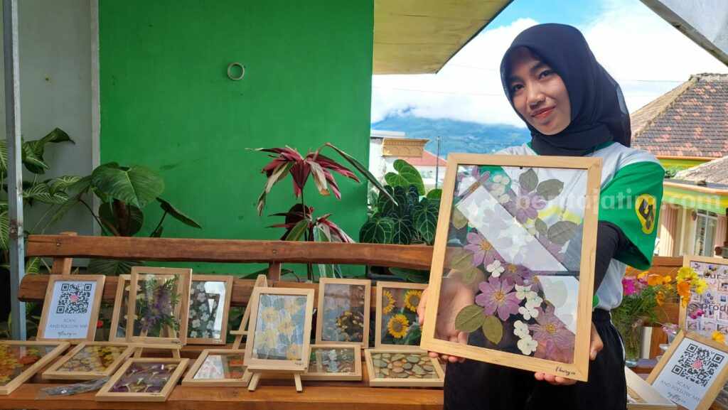 Laili Nur Hidayah, pembuat hiasan bunga kering dalam kaya tengah menunjukkan hasil karyanya di Batu. Jawa Timur