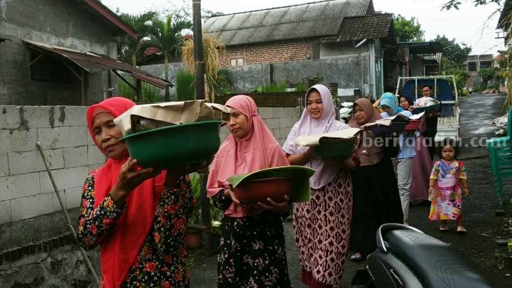 Sedekah bumi Dusun Kembangsore, Desa Petak, Kecamatan Pacet, Kabupaten Mojokerto. [Foto : Misti/beritajatim.com]