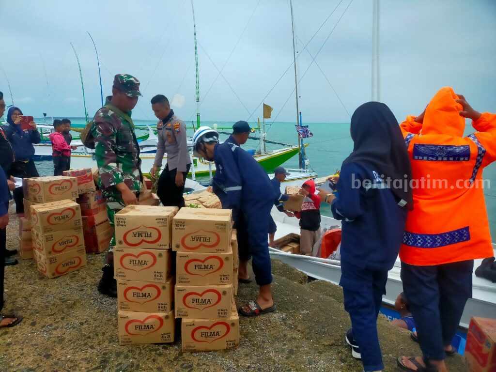 Atasi Krisis Pangan, KRI Malahayati 362 Tiba di Masalembu Kapal TNI AL tiba di Masalembu membawa logistik bantuan