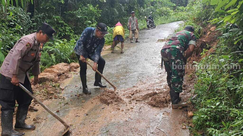 Warga dibantu aparat TNI-Polri membersihkan jalan tertimpa longsor di Pulau Bawean Gresik.