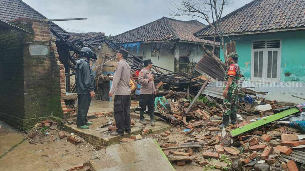 Pulau Bawean Gresik Dilanda Banjir, Sejumlah Rumah Rusak Anggota Polri dan TNI di Pulau Bawean membersihkan puing-puing rumah warga yang diterjang banjir