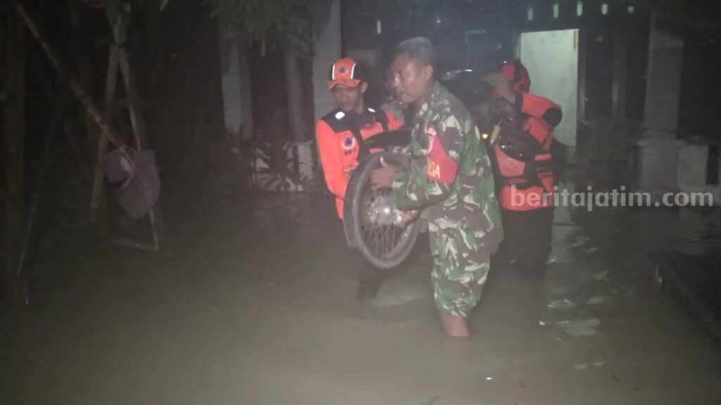 Petugas gabungan saat mengevakuasi motor milik warga Desa Ngale, Paron, Ngawi yang terdampak banjir akibat luapan Sungai Bengawan Solo, Kamis (2/3/2023)