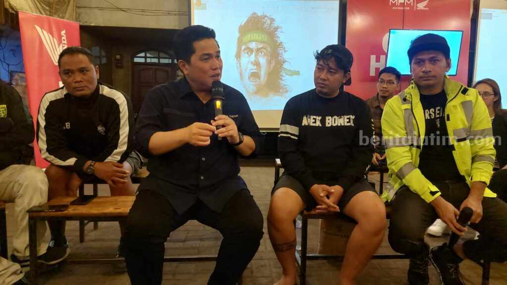Ketua Umum PSSI Erick Tohir bersama Bonek di Surabaya