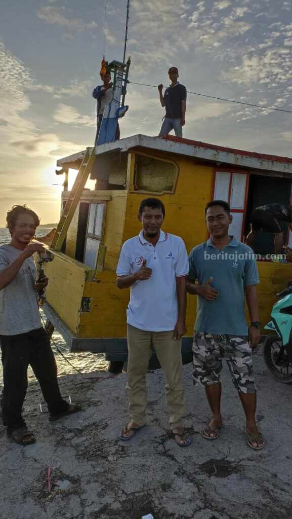 ABK KM Baruna Jaya berfoto saat berangkat ke Banyuwangi